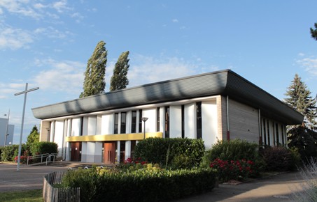 Vue des façades ouest et sud de l’église du Christ-Roi à Bischheim