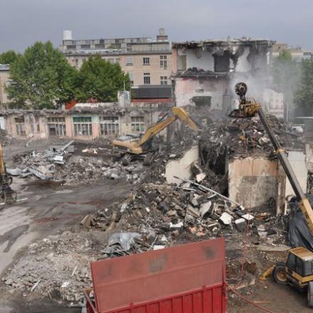 Demolition of one of the pavilions of the Edouard Herriot Hospital in Lyon on October 24, 2016 (architect: Tony Garnier).