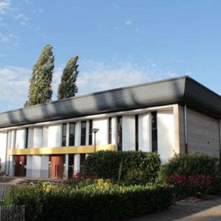 Vue des façades ouest et sud de l’église du Christ-Roi à Bischheim